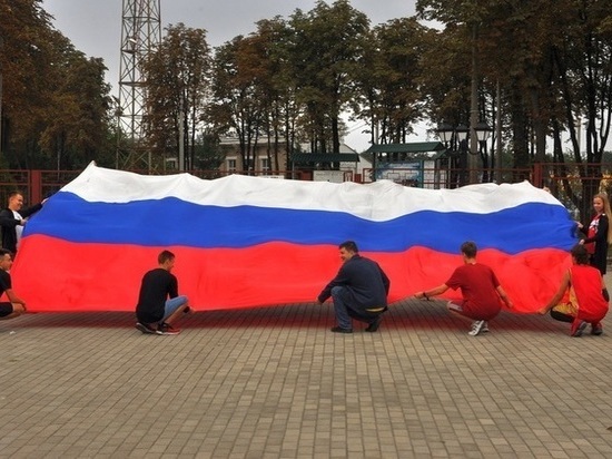 В городах ЛНР отметили День российского флага: ФОТО