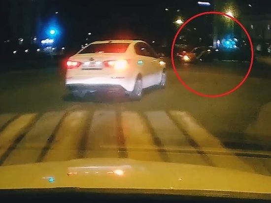 Девушки разбили шеринговый автомобиль об столб в центре Екатеринбурга