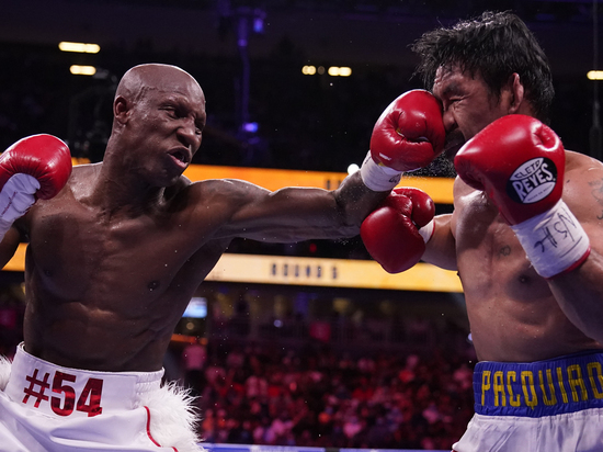 Пакьяо уступил Угасу в поединке за титул суперчемпиона WBA