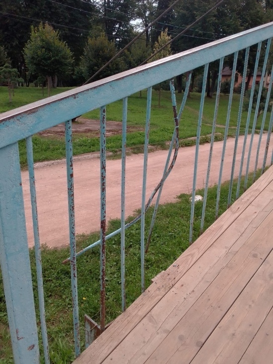 В одном из райцентров Тверской области неизвестные испортили перила моста