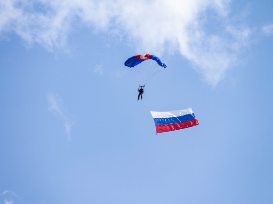 Юные смоляне впервые прыгнули с парашютом