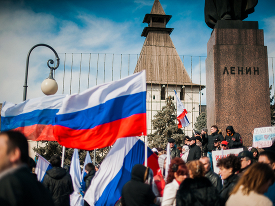 В Астрахани отмечают День Российского флага