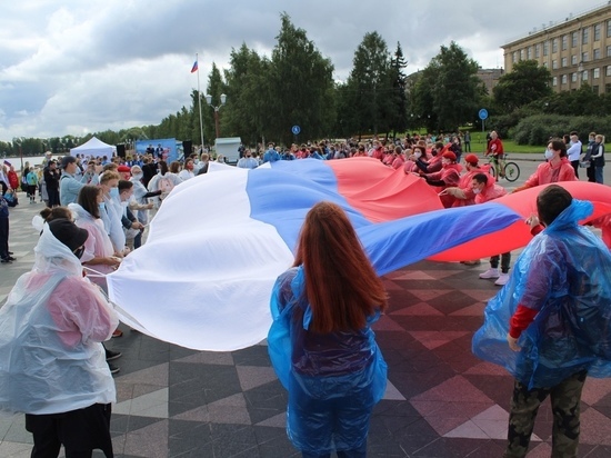 По Онежской набережной пронесли десятиметровый российский флаг