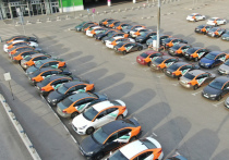 Арендованные машины занимают почти все доступное парковочное пространство