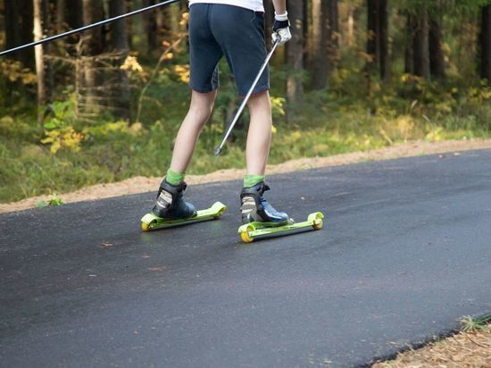 Непряева и Большунов выиграли этап Кубка мира по лыжероллерам
