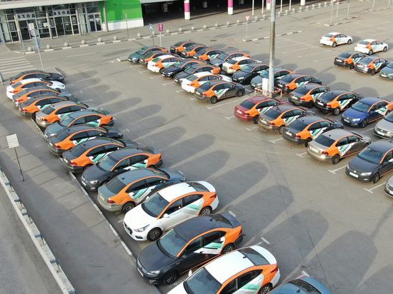 Арендованные машины занимают почти все доступное парковочное пространство