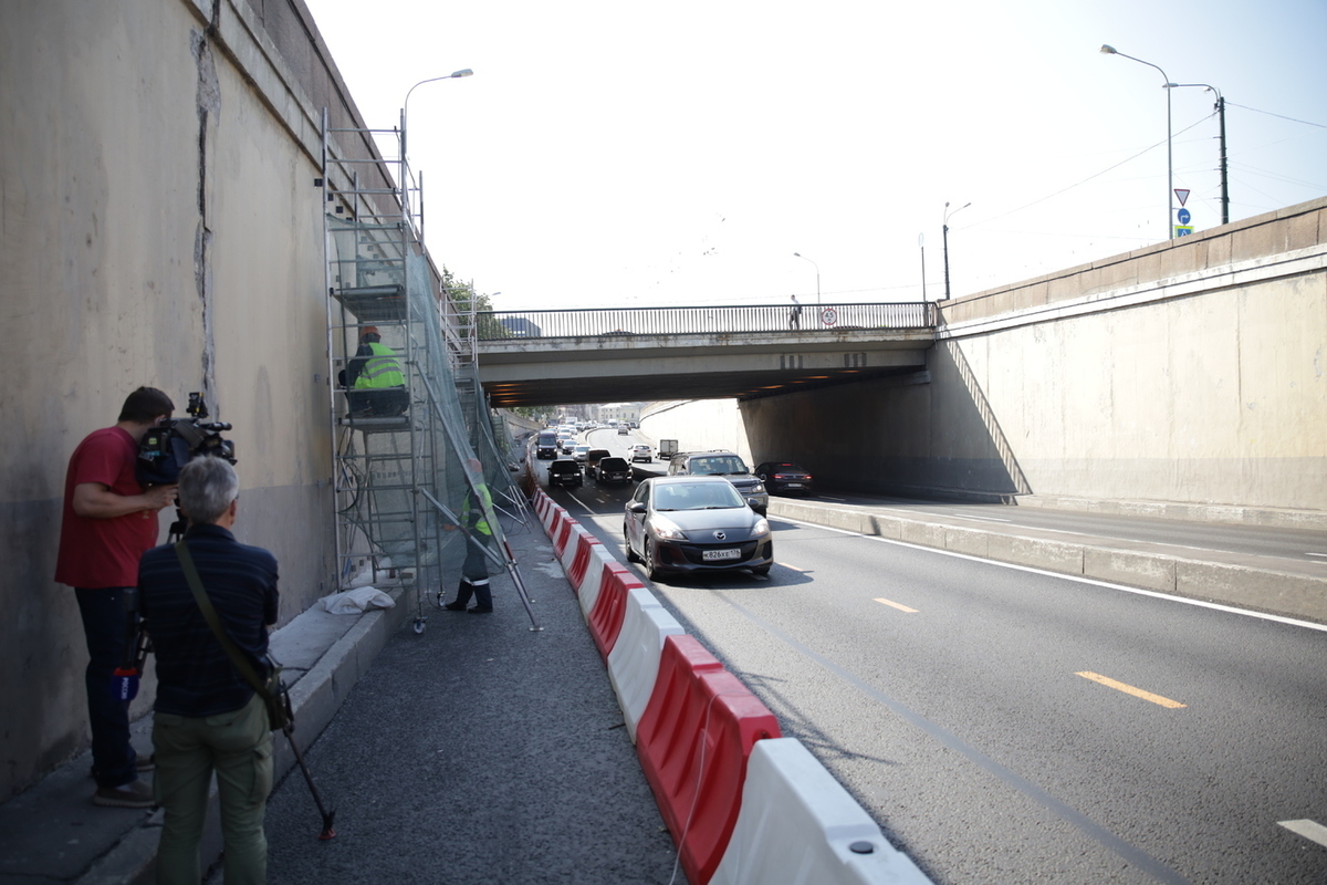 Водители фур разбивших светофоры в тоннеле дамбы петербурга на 24 млн рублей скрылись от полиции