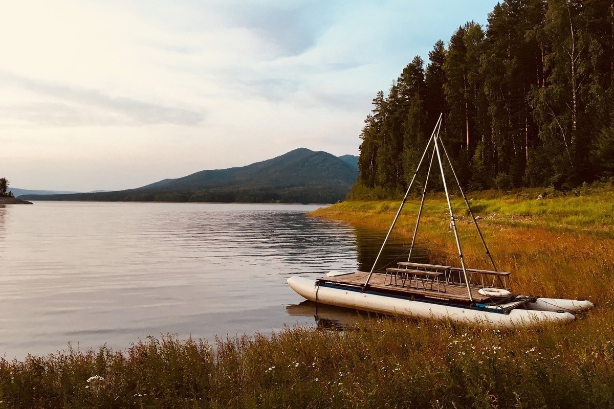 Середниково озеро лодки