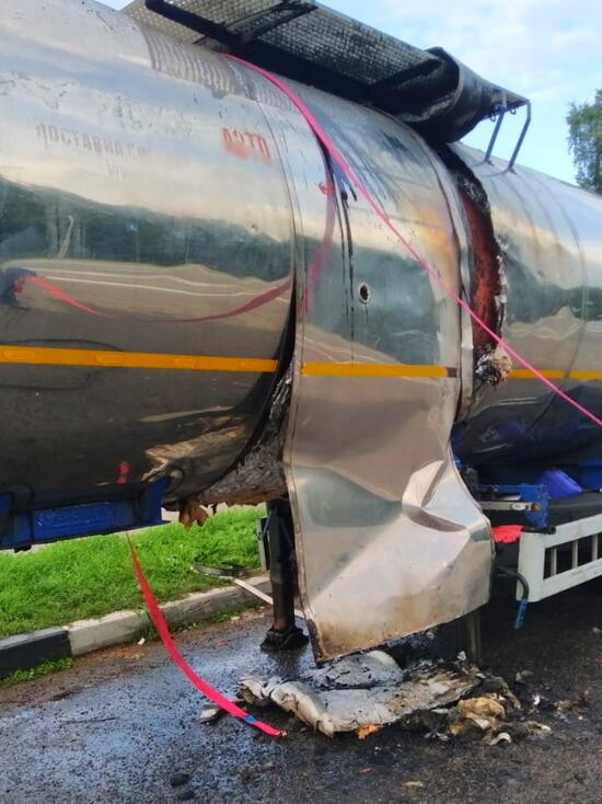 В Смоленской области на стоянке трассы М1 загорелся полуприцеп-цистерна