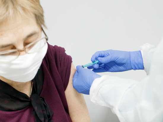 Более 120 педагогов из Псковского района получили медотвод от COVID-прививки