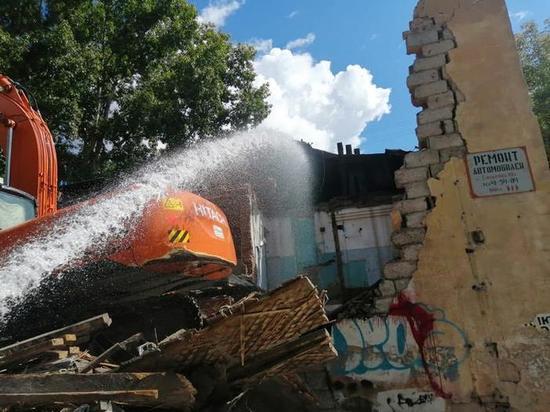 В Барнауле начали сносить аварийную двухэтажку