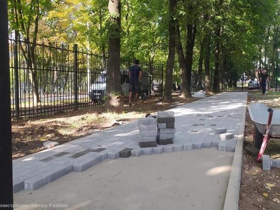 На улице Стройкова в Рязани продолжается установка площадки для выгула собак