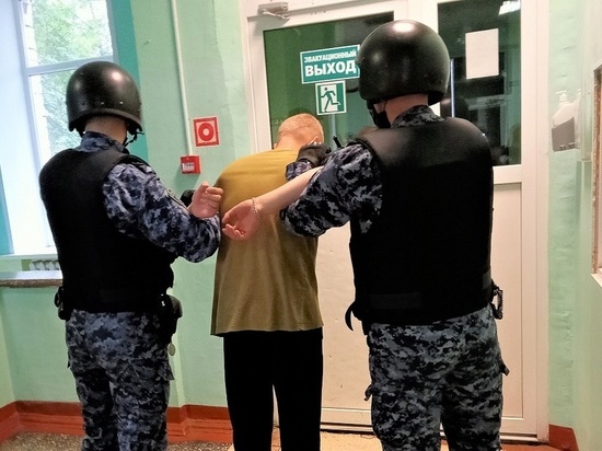 В кировскую школу вызвали группу задержания
