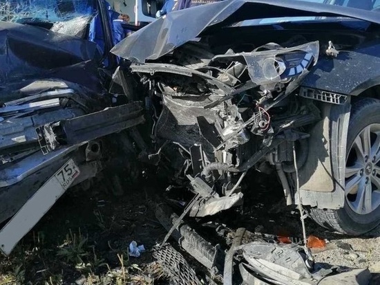 В тройном ДТП на Романовском кольце в Чите пострадали два человека