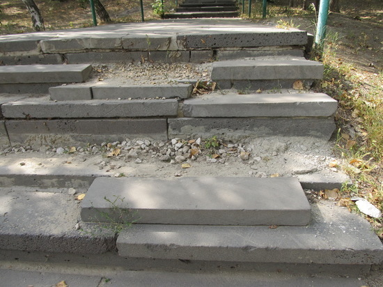 Власти Саратова не ремонтируют разрушающуюся лестницу