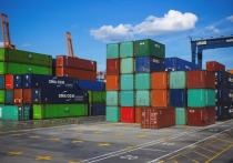 Обширная сеть портов, контейнеровозов и автотранспортных компаний, которые перевозят товары по всему миру, оказалась в сильно запутанной ситуации, а стоимость доставки стремительно растет