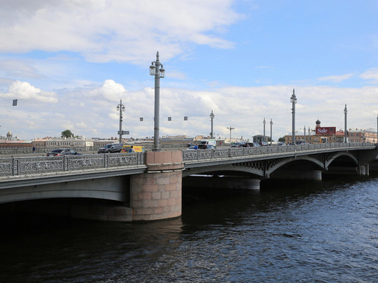 Депутат на BMW проскочил по закрытому перед разводкой Благовещенскому мосту