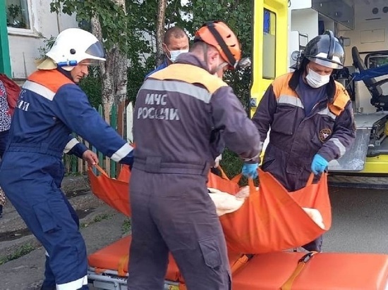Спасатели Магадана вызволили из квартиры женщину с травмой