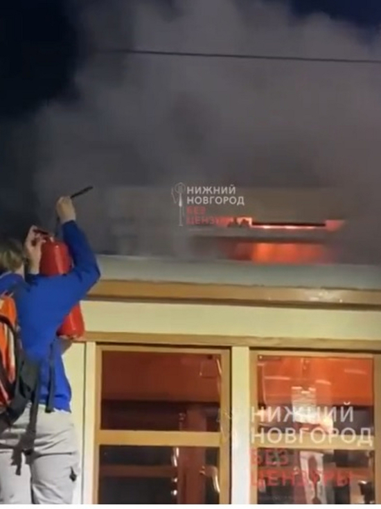 Токоприемник загорелся у ретро-трамвая на Рождественской