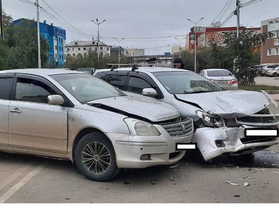 В Якутске женщина и девочка пострадали в автомобильной аварии