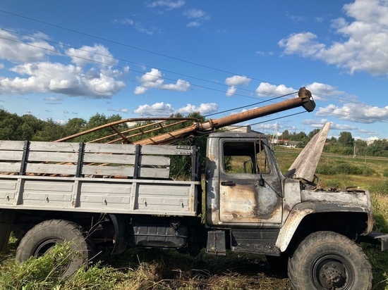 В Смоленской области пожарные спасали спецавтомобиль