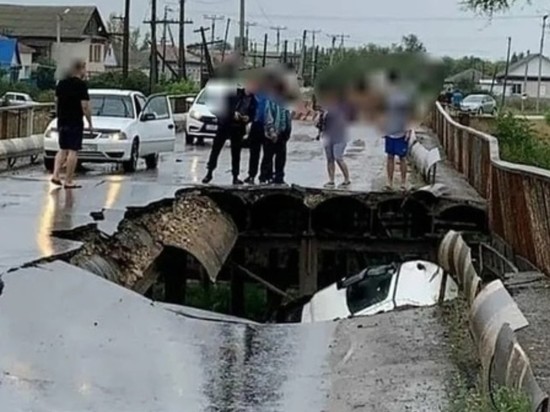 Фура со щебнем проломила мост в Волгоградской области