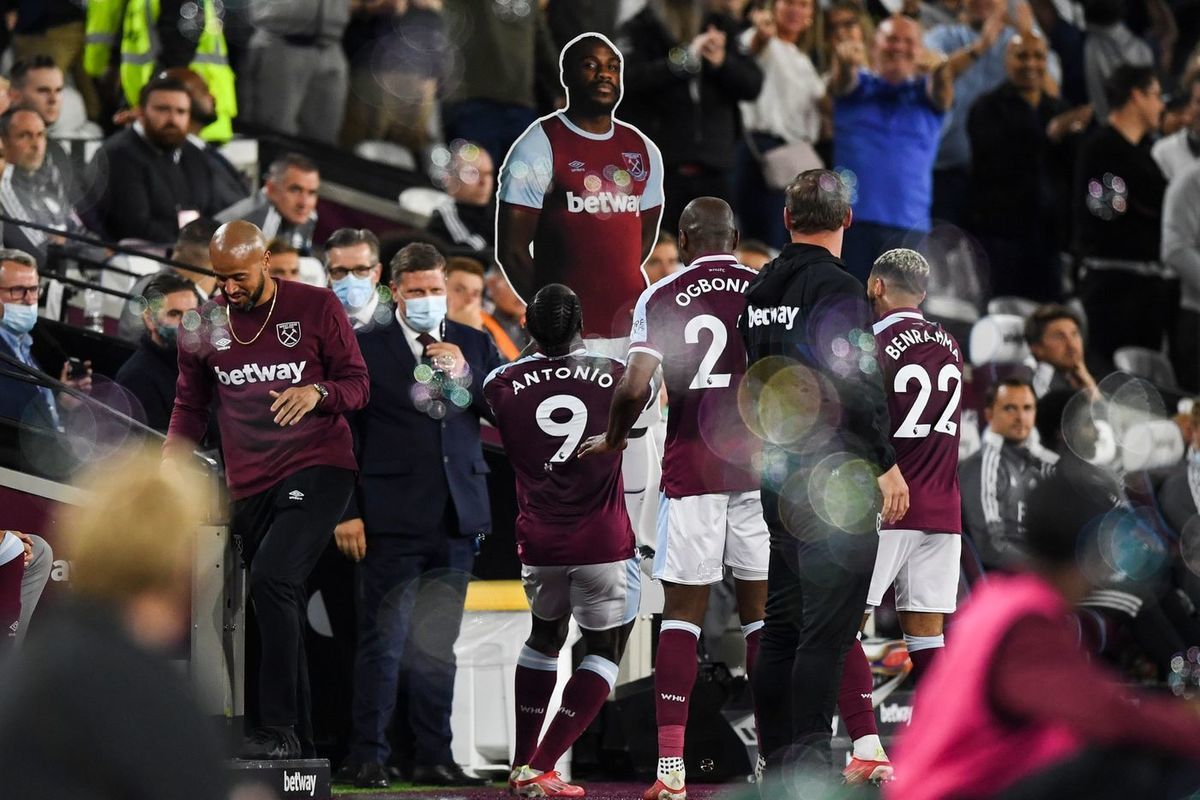 Форвард "Вест Хэма" Антонио отпраздновал гол с картонной копией самого себя