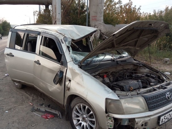 В Челябинске автомобиль с маленьким пассажиром врезался в металлическую опору и опрокинулся
