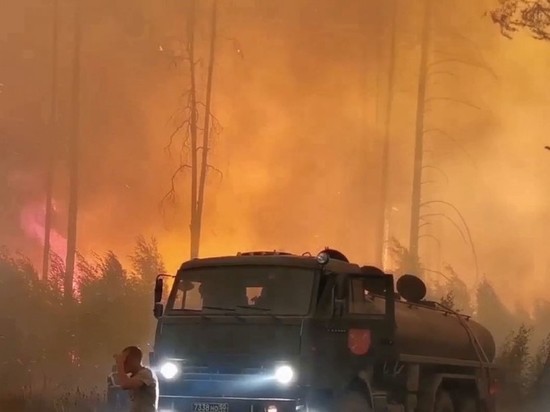 Сотрудники МЧС при тушении пожаров в Мордовском заповеднике оказались в огненной ловушке