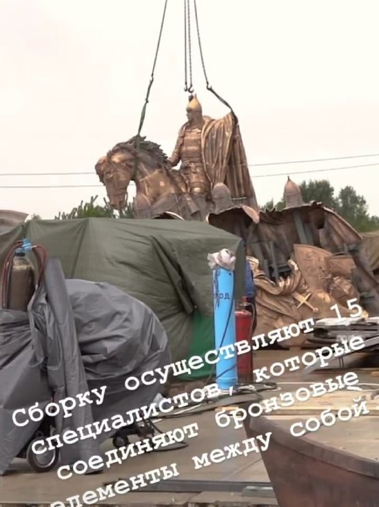 Опубликовано видео сборки скульптур памятника Александру Невскому в Гдовском районе