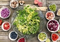 Диетологи перечислили пять здоровых привычек в питании, которые увеличивают шансы прожить дольше, пишет eatthis