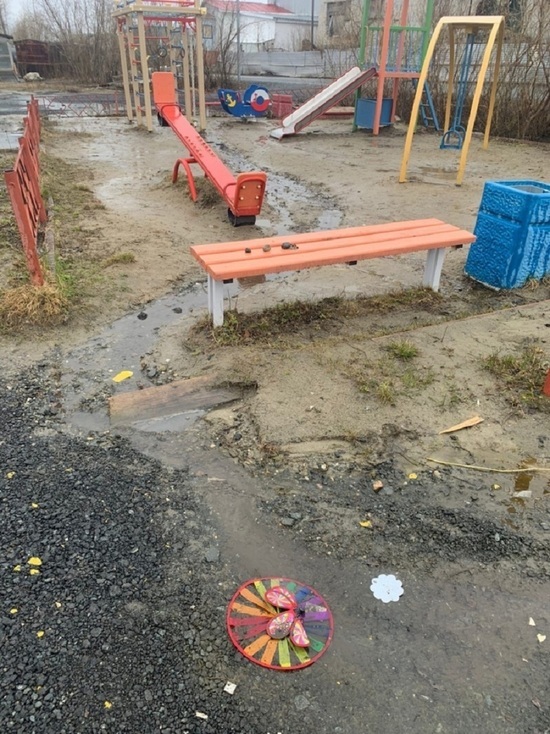 Затопленные канализацией и опасные детские площадки нашли общественники в городах Ямала