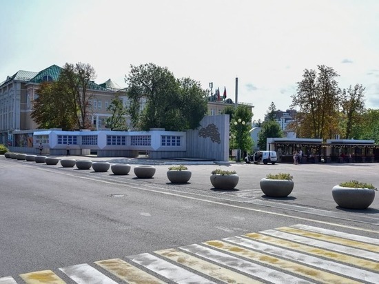 У входа в парк Победы в Белгороде установили вазоны для борьбы с незаконной парковкой