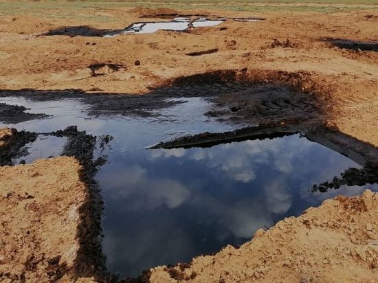 Компания «ЕвроСибОйл» допустила большой разлив нефти на скважинах в Калмыкии