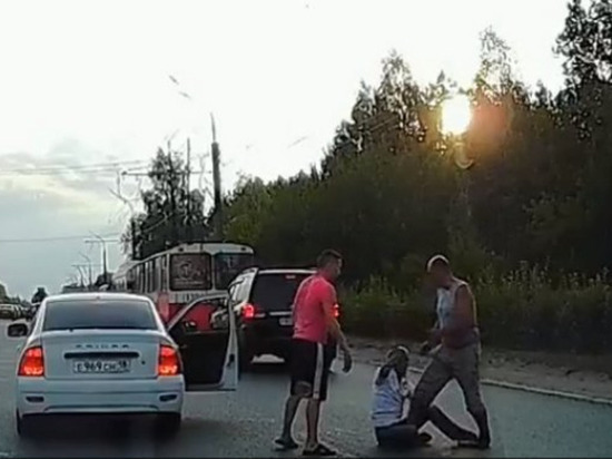 В столице Удмуртии на дороге подрались пешеход и водитель автобуса