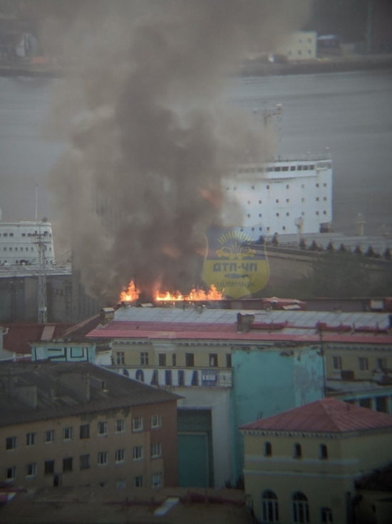 В центре Мурманска горит крыша многоквартирного дома