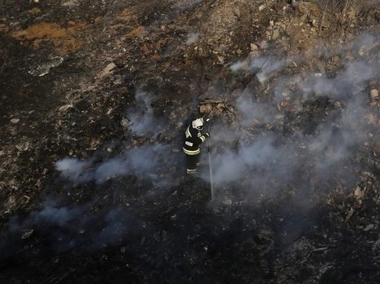 В Волгоградской области ликвидируют пожар на мусорном полигоне
