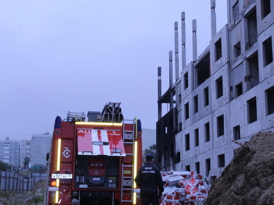 Пожар произошёл в строящейся многоэтажке Магадана