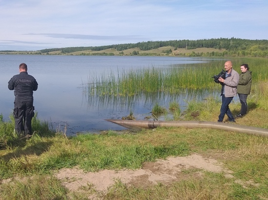 Экологи Быстринского ГОКа выпустили 224 тыс мальков сазана в озеро Шакшу