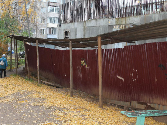 В Кирове с четвертого этажа заброшки упала девочка-подросток