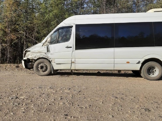 Автобус на Колыме выехал на встречку и столкнулся с внедорожником