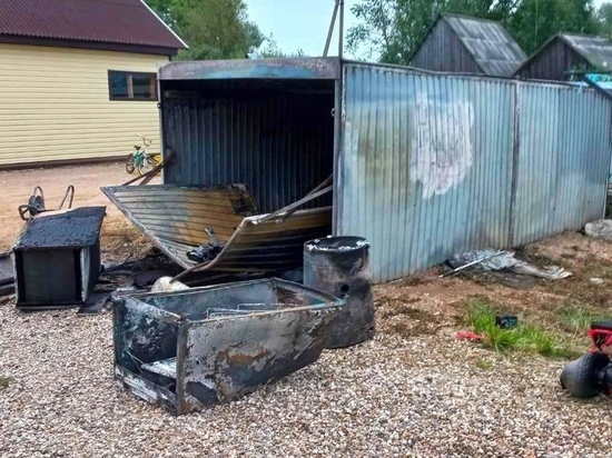 В Смоленской области пожарные дважды тушили горящие гаражи