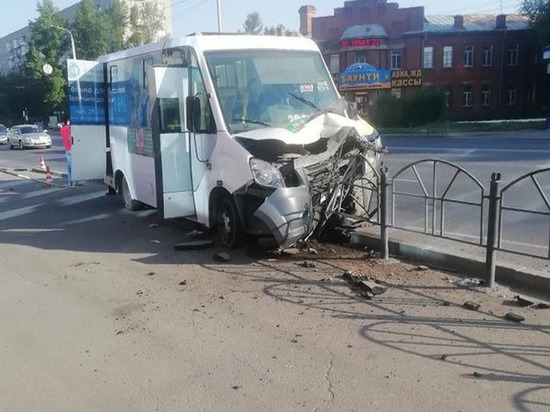 Водитель маршрутки в Омске попал в аварию из-за резко ухудшившегося самочувствия