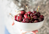 Врачи-диетологи перечислили пять полезных свойств вишни, пишет Eat This, Not That!