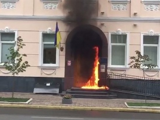 В Киеве в офис омбудсмена бросили коктейль Молотова