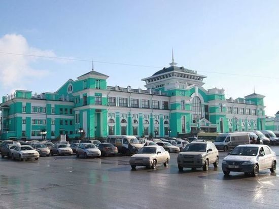 Неизвестный пассажир поезда из Адлера на вокзале в Омске оставил коробку с детонаторами