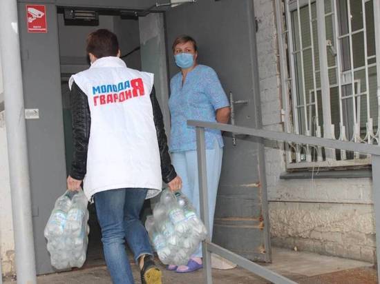 Молодогвардейцы передали медицинскому персоналу красной зоны Окружной больницы №1 300 литров бутилированной воды