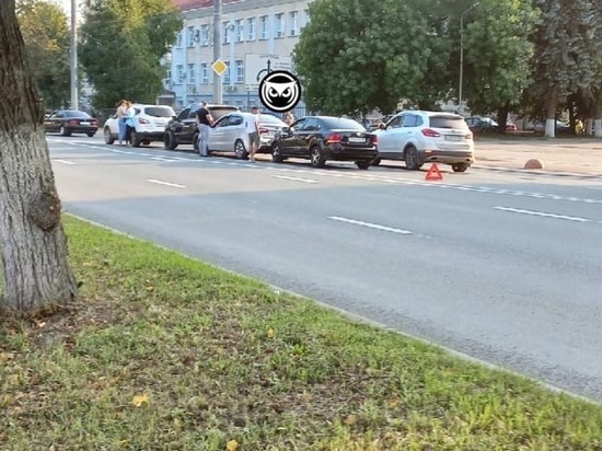 В Пензе столкнулись в ряд сразу четыре машины
