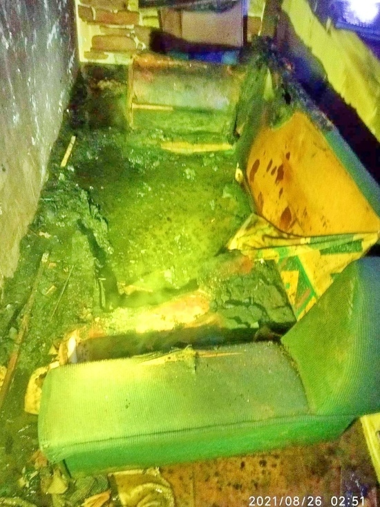 Поздней ночью в Смоленске загорелся диван на балконе многоэтажки