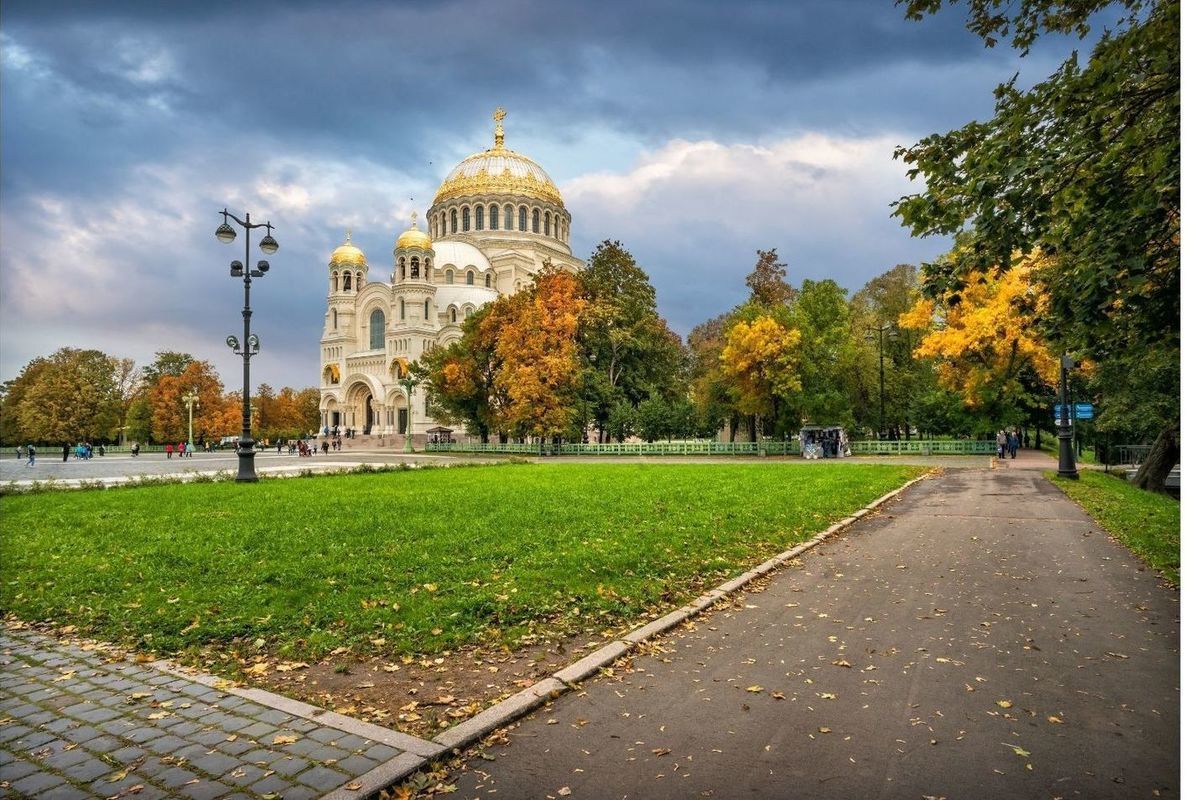 Храм в Кронштадте осень